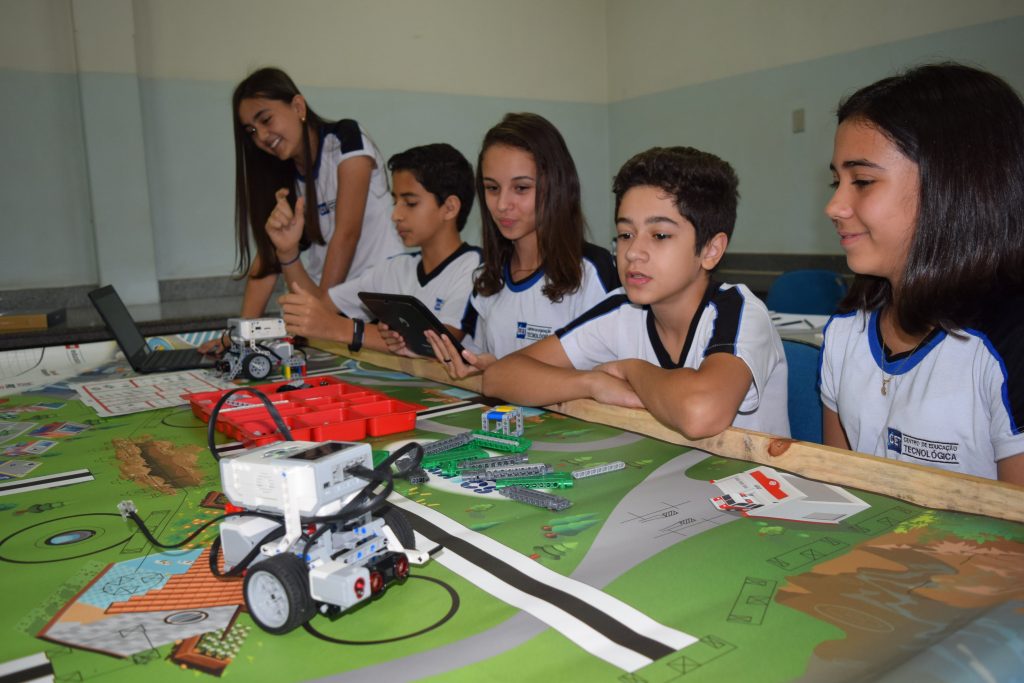 Alunos do Ensino Fundamental II aprendem STEM, Programação e Robótica com LEGO