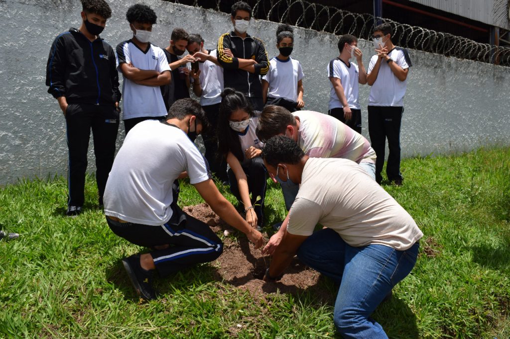 Estudantes da 3ª série do CET promovem ação para sensibilizar alunos sobre questões ambientais